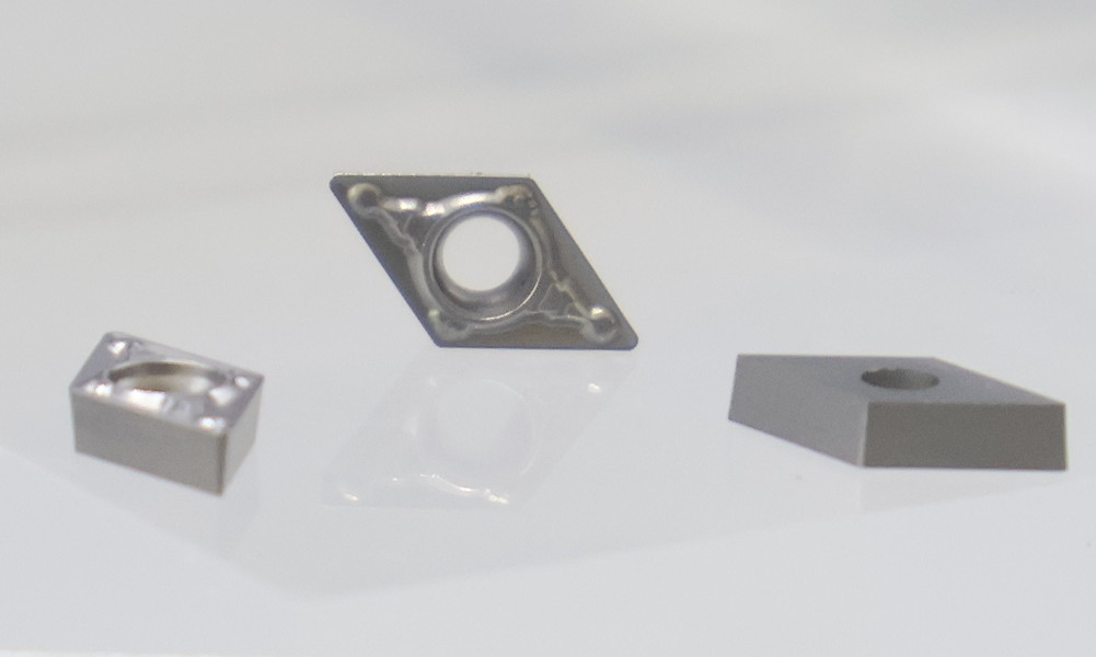 Inserto para torneado de carburo DCMT Inserto de tornillo recubierto de múltiples capas Inserto de reemplazo para el portaherramientas de torneado DCMT070204