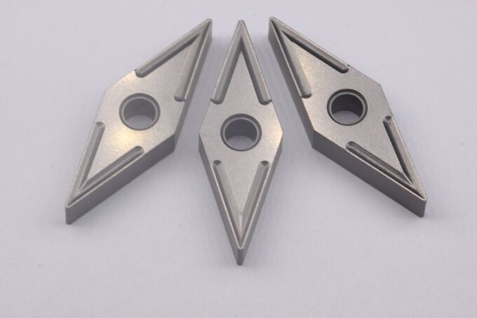 Partes movibles de torneado del diamante gris del color para las herramientas de despedida VNMG160408-MU del torno del CNC