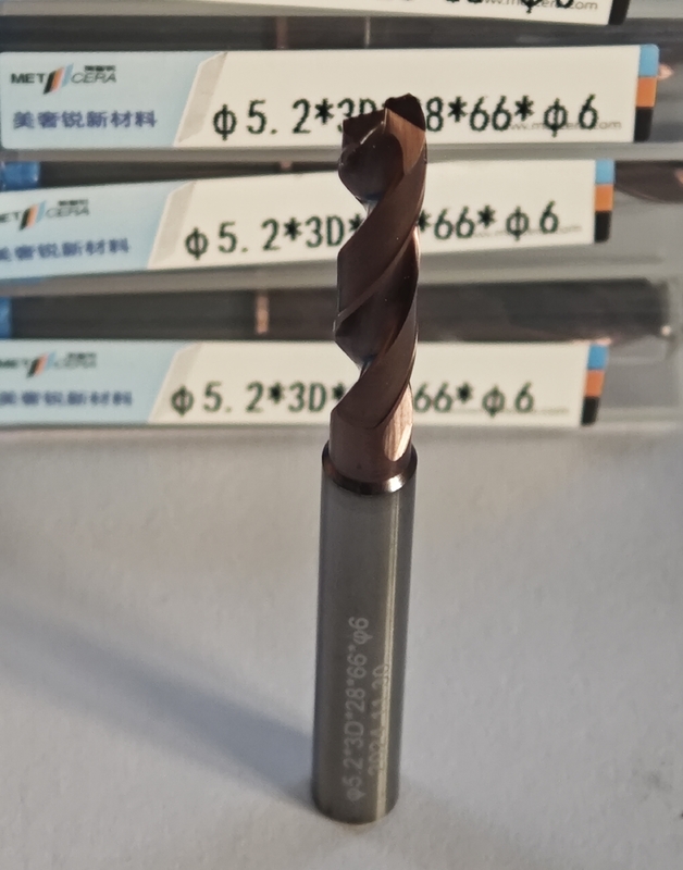 Perforación de carburo sólido 3D / 5D recubierta con refrigerante externo G φ5.2 x 3D x 28 x 66 x φ6mm Herramienta de corte