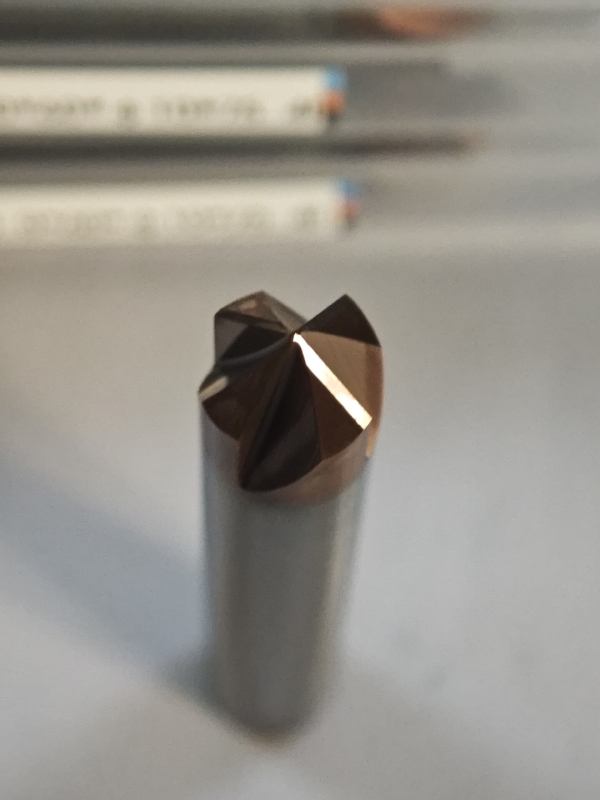 MPG4 CNC Rad Mill Carbide Chamfer Mill 4 Flutes Mill Roughing Mill Procesamiento de molde de acero de aleación molde de acero pre-endurecido Φ10.0 X 60 ° x Φ10 X 75mm