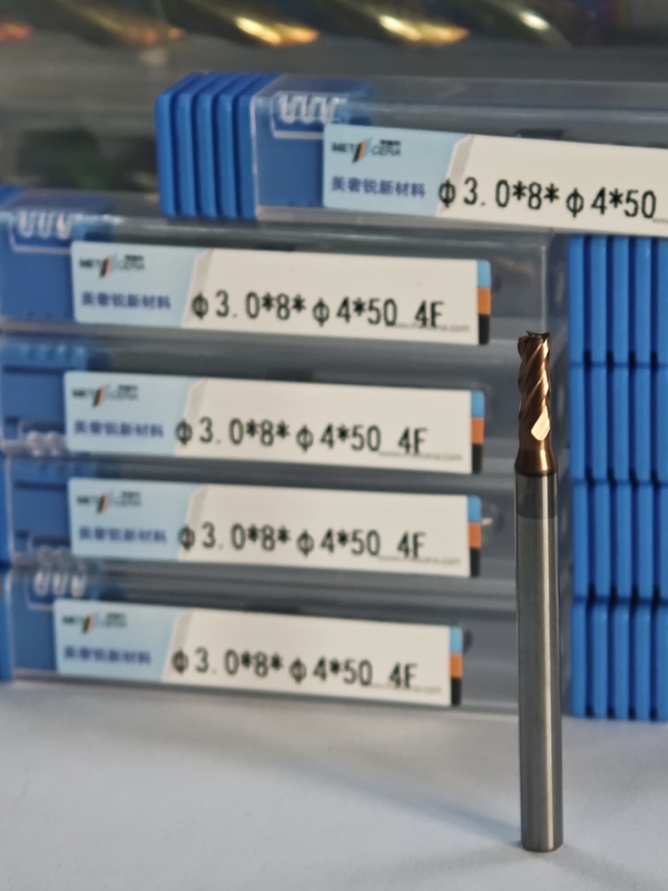 MPE4 Revestimiento AlCr Revestimiento HRC55-60 Cortador de fresado de carburo sólido 4 Molino de extremo plano de flauta 3 mm φ3.0 x 8 x φ4 x 50 mm