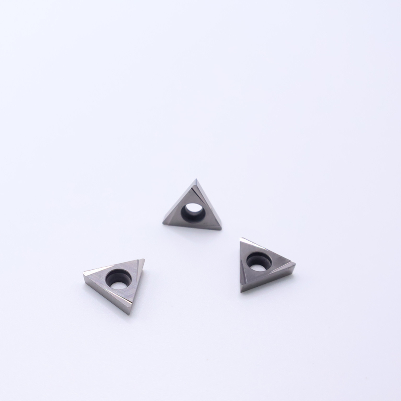 Inserciones de acabado de piezas de trabajo de acero de baja aleación en un rompehielos de 4W con inserciones de torneado CNC Cermet TCGT11